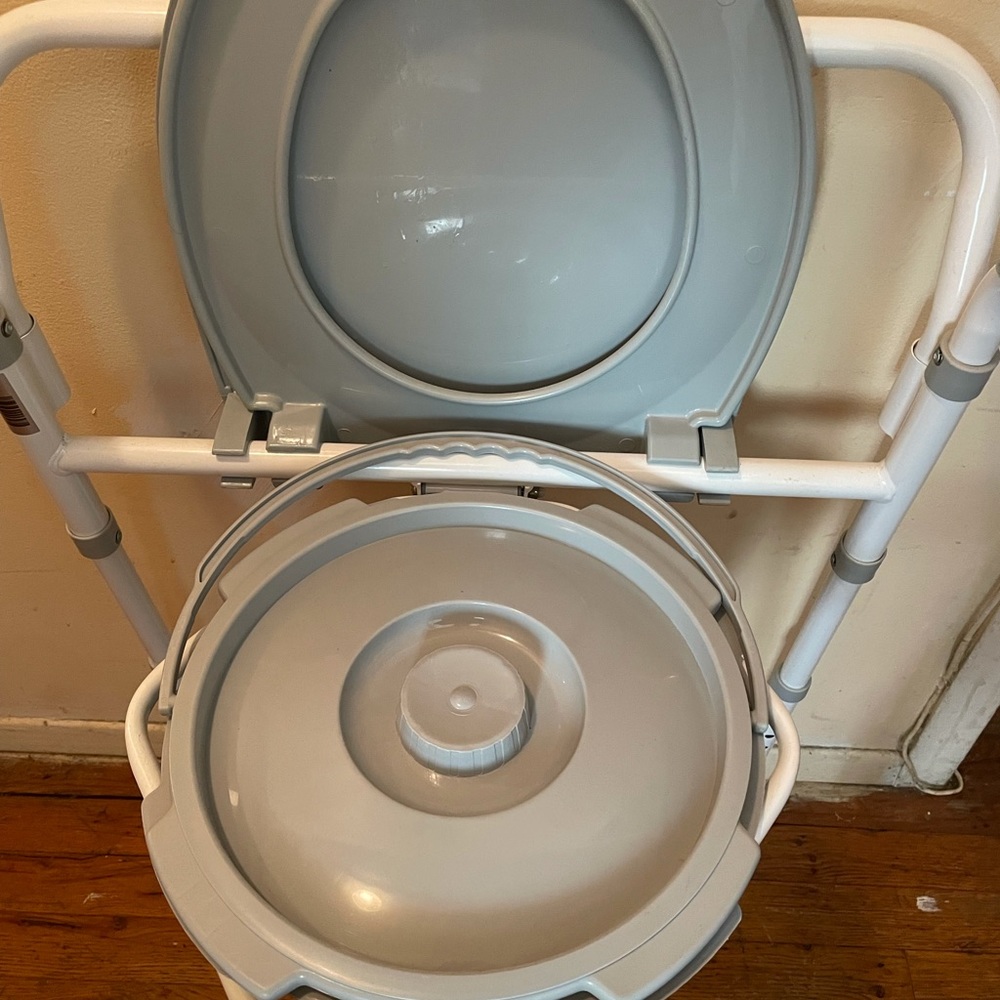 Commode - Picture 3 of 4
